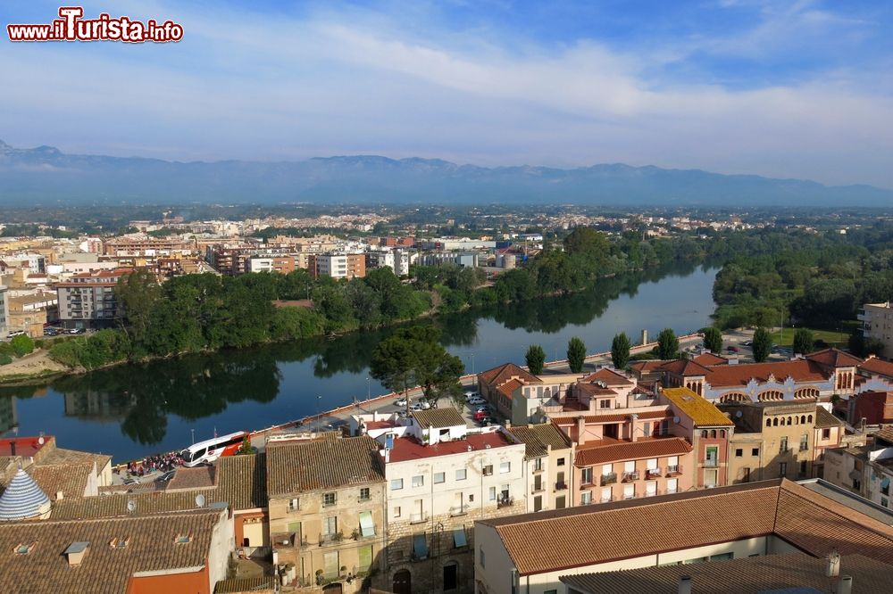 Immagine Uno scorcio della cittadina di Tortosa con il fiume Ebro (Spagna) dall'alto. Gli edifici della città rappresentano ogni epoca, da quella medievale sino al Rinascimento e al periodo modernista.