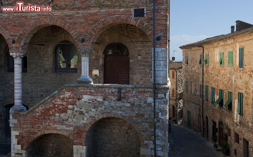 Immagine Uno scorcio della cittadina medievale di Suvereto, provincia di Livorno, Toscana. Fa parte del circuito dei borghi più belli d'Italia.
