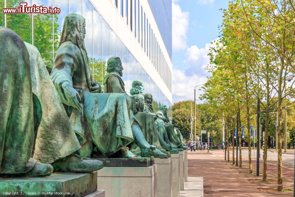 Immagine Uno scorcio della Corte Suprema d'Olanda a L'Aia con le statue che si riflettono sulla facciata in vetro - © Z. Jacobs / Shutterstock.com