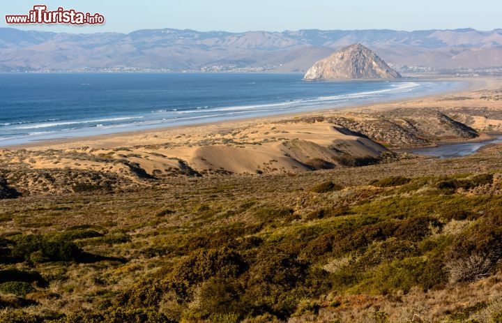 Immagine Uno scorcio della costa brulla di Morro Bay con il Morro Rock, California. L'enorme scoglio che affiora dall'acqua è stato ribattezzato El Moro - © bbprince / Shutterstock.com