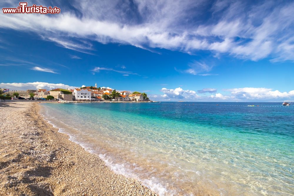 Immagine Uno scorcio della costa croata e della cittadina di Primosten. Siamo fra Sebenico e Spalato: il centro storico sorge su un'isoletta collegata alla terraferma.