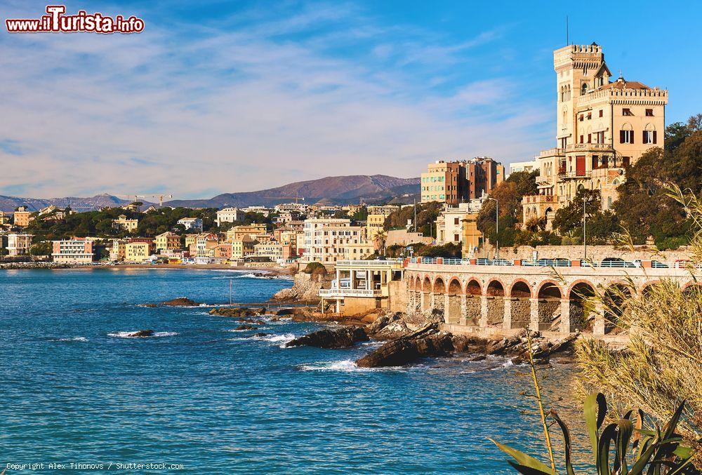 Immagine Uno scorcio della costa di Genova in Liguria. La città si snoda su un'ampia fascia litoranea di trenta chilometri, da Voltri a Nervi, sulla costa ligure  - © Alex Tihonovs / Shutterstock.com