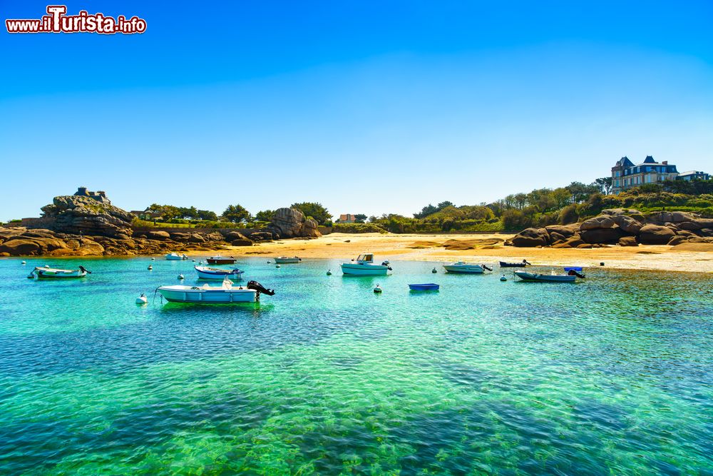 Immagine Uno scorcio della Costa di Granito Rosa e il mare limpido della Bretagna vicino a Perros-Guirec