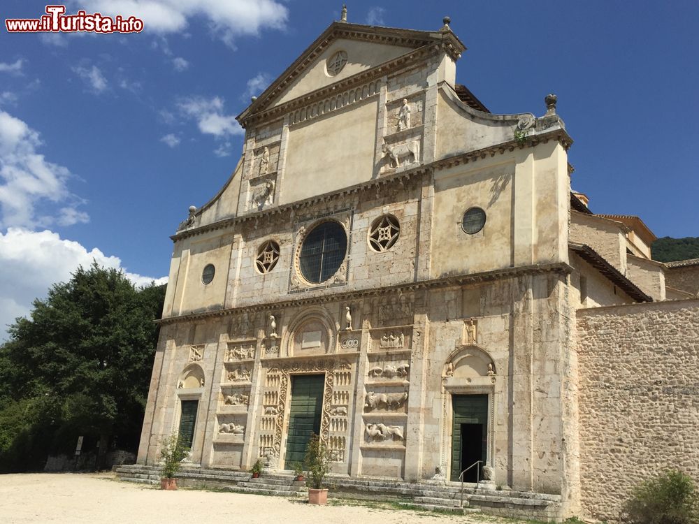 Immagine Uno scorcio della facciata della chiesa di San Pietro a Spoleto, Umbria. Fu costruita alle falde del Monteluco di Spoleto dal vescovo Achilleo agli inizi del quinto secolo come luogo di sepoltura per i vescovi.