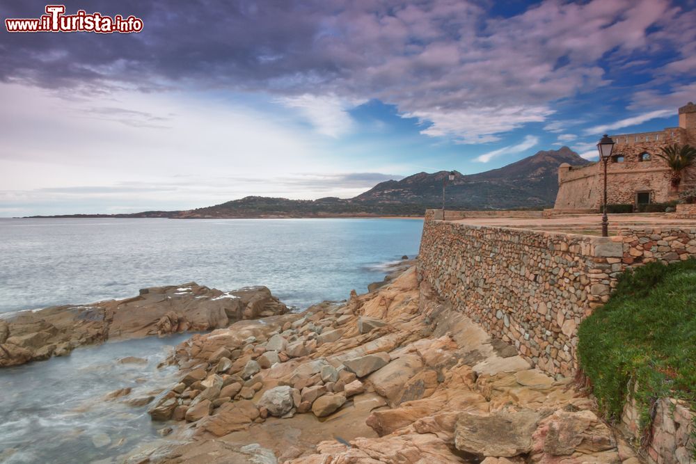 Immagine Uno scorcio della fortezza di Algajola affacciata sul litorale, Corsica. Un tempo piazzaforte genovese, il castello è oggi una proprietà privata.