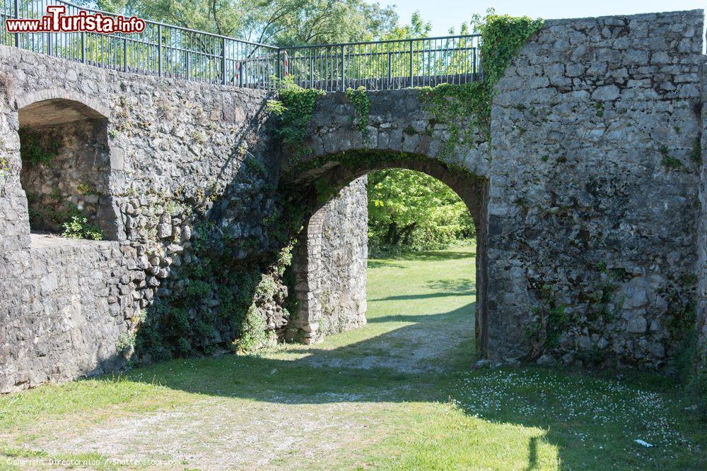 Immagine Uno scorcio della fortezza di Gradisca d'Isonzo, provincia di Gorizia, Friuli Venezia Giulia. Mura enormi e bastioni caratterizzano questo poderoso complesso di fortificazioni edificato dai veneziani alla fine del Quattrocento - © Directornico / Shutterstock.com