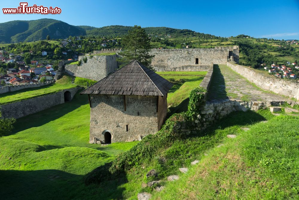Immagine Uno scorcio della fortezza di Jajce, Bosnia e Erzegovina. E' accessibile mediante una scalinata che conduce a una torre a pianta quadrata e alla piccola moschea Dizdar.
