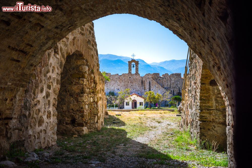 Immagine Uno scorcio della fortezza di Patrasso nei pressi del ponte Rio-Antirio che attraversa lo Stretto del Golfo di Corinto, Grecia.