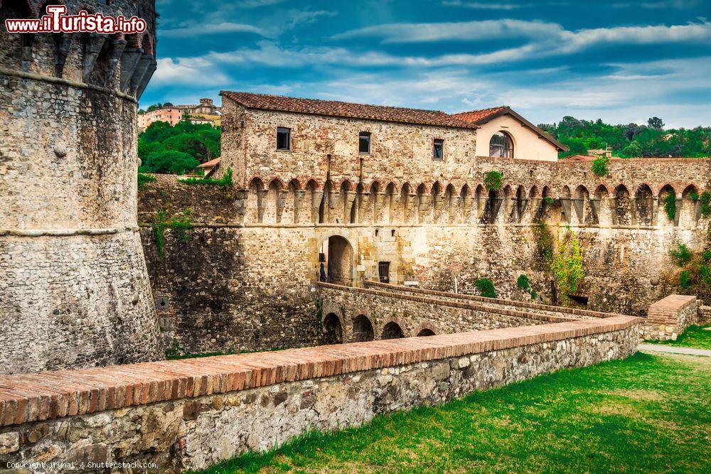 Immagine Uno scorcio della fortezza di Sarzanello a Sarzana, provincia La Spezia, Liguria. Antica sede vescovile, fu per secoli presidio militare della vallata e spesso al centro delle contese militari della zona - © iryna1 / Shutterstock.com