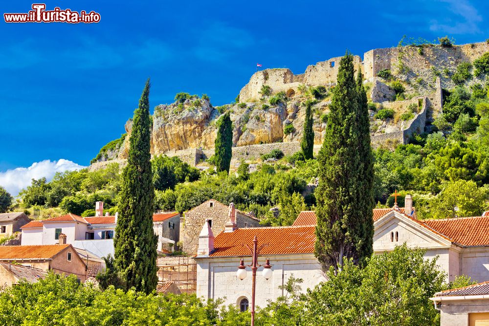 Immagine Uno scorcio della fortezza e la chiesa a Novigrad, Dalmazia, Croazia.