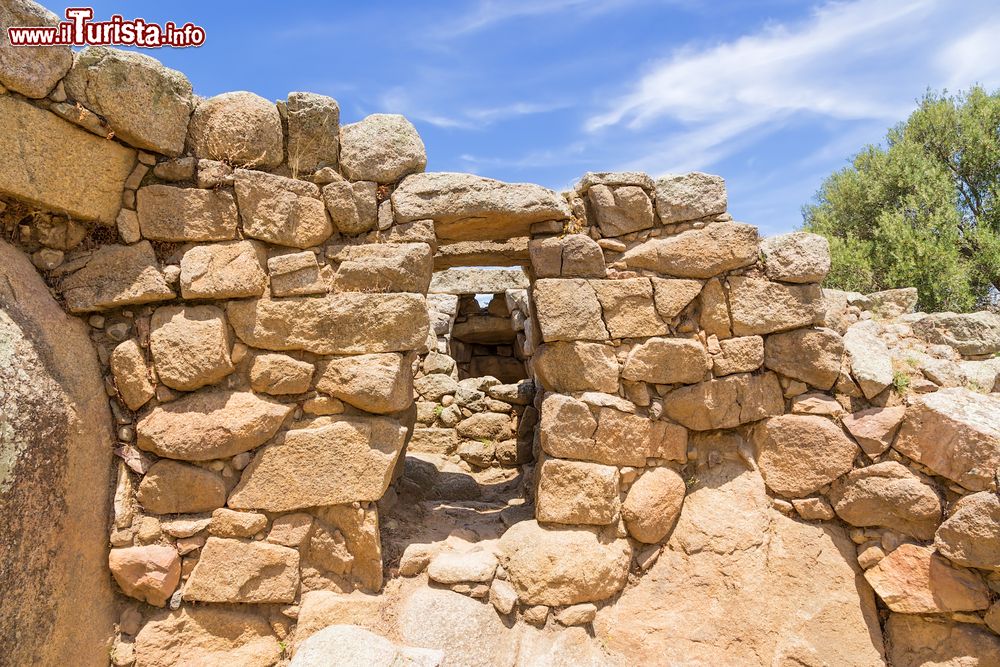 Immagine Uno scorcio della fortezza nuragica di Albucciu, Arzachena, Sardegna. E' situato ai margini occidentali della piana di Arzachena, fra i monti di San Pantaleo e Lungosanto e il massiccio del Limbara. Risale al 1600 a.C. e si presenta come una struttura mista perchè associa elementi del nuraghe a corridoio con quelli del nuraghe a tholos.