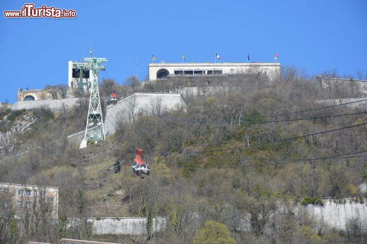 Immagine Uno scorcio della funivia di Grenoble, Francia. Inaugurata nel settembre 1934, si snoda su un percorso di crica 700 metri che collega il centro città con il forte de la Bastiglia.