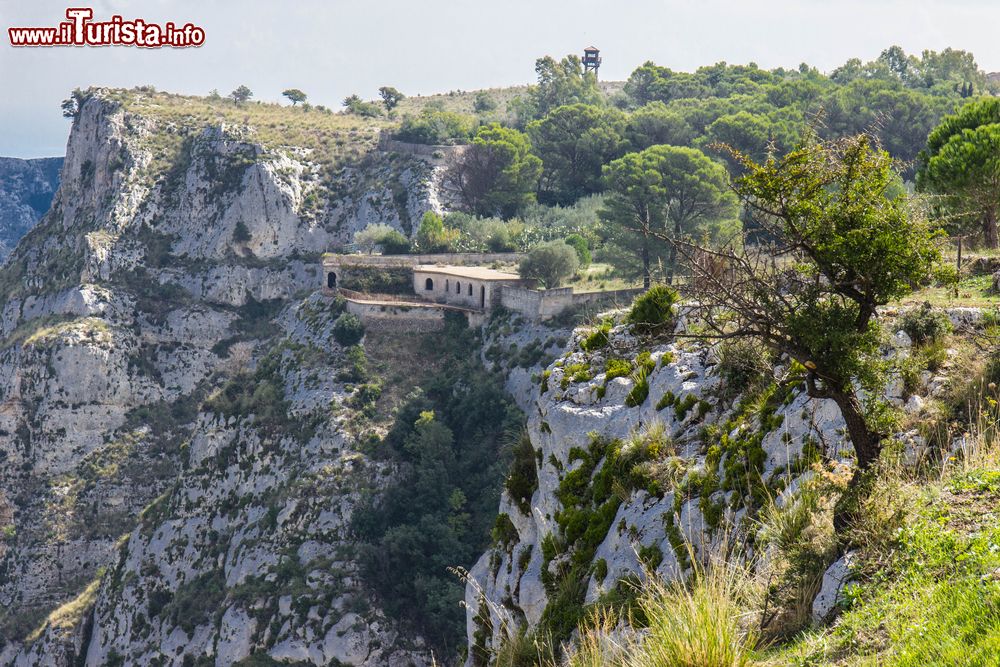 Immagine Uno scorcio della gola tra le montagne di Cassibile in Sicilia