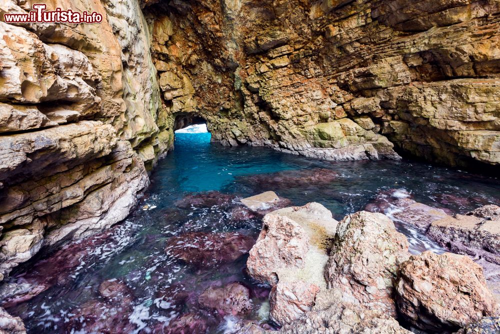 Immagine Uno scorcio della Grotta di Ulisse sull'isola di Mljet, Croazia. Situata sulla parte meridionale del territorio, nei pressi del villaggio di Babino Polje, questa formazione rocciosa deriverebbe il suo nome dalla leggenda di Ulisse che sarebbe naufragato e rimasto intrappolato qui a causa della ninfa Calypso che governava l'isola.