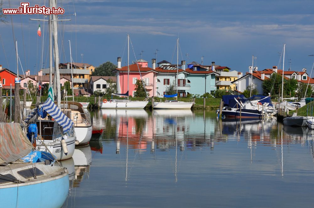 Immagine Uno scorcio della marina di Caorle, Veneto, con le tradizionali case colorate sullo sfondo.