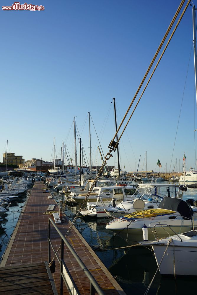 Immagine Uno scorcio della marina di Crotone, Calabria, con le barche ormeggiate.