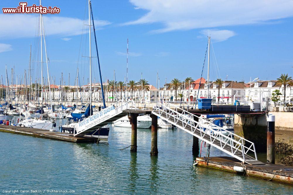 Immagine Uno scorcio della marina di Vila Real de Santo Antonio con un ponte pedonale in primo piano, Portogallo - © Caron Badkin / Shutterstock.com