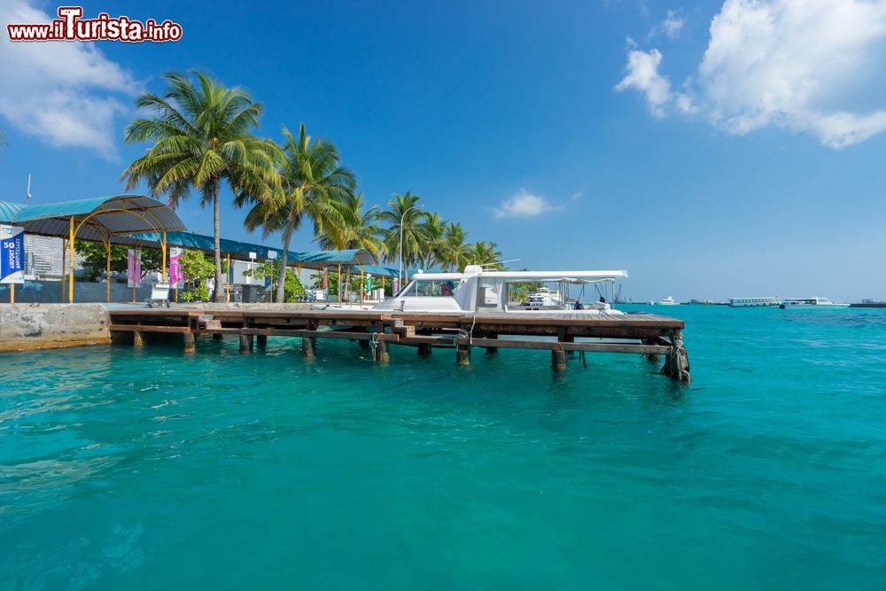 Immagine Uno scorcio della marina sull'isola di Maafushi, Maldive. Questa piccola isoletta lunga circa 1,5 km e larga 350 metri si trova a 45 minuti di barca dall'aeroporto di Malé.