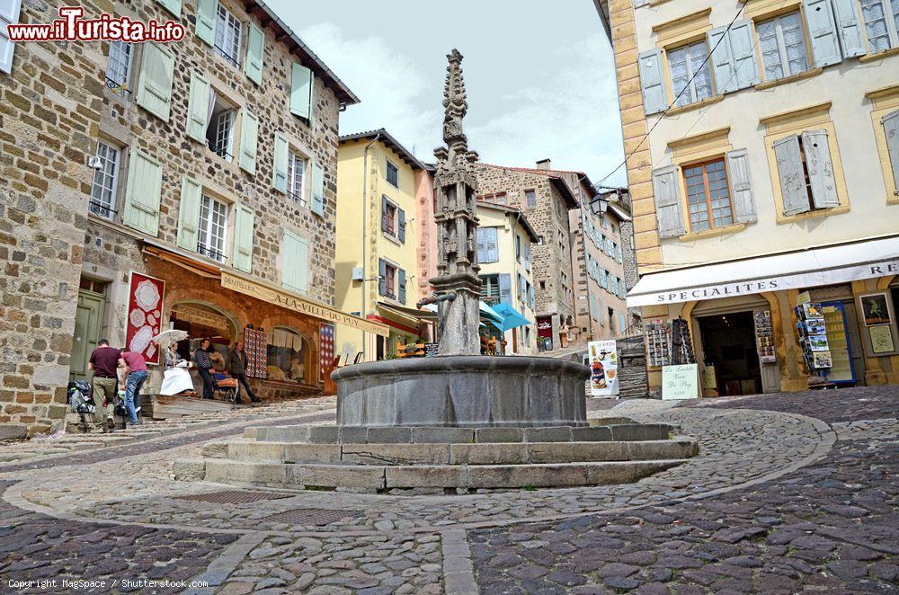 Immagine Uno scorcio della medievale cittadina di Le Puy-en-Velay, Francia. Si tratta di una famosa destinazione per i fedeli cattolici d'Europa - © MagSpace / Shutterstock.com