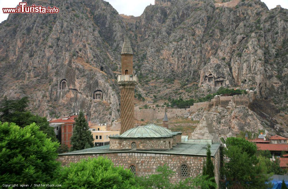 Immagine Uno scorcio della Moschea Burmali nella città di Amasya, Turchia. Datata 1247, è facilmente riconoscibile grazie allo stupendo minareto con scanalature a spirale - © agean / Shutterstock.com