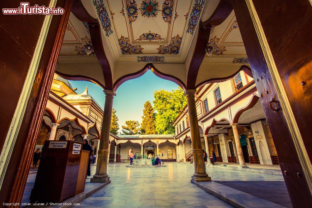 Immagine Uno scorcio della Moschea del Sultano Emiro a Bursa, Turchia: il cortile interno dell'edificio religioso - © ozkan ulucam / Shutterstock.com