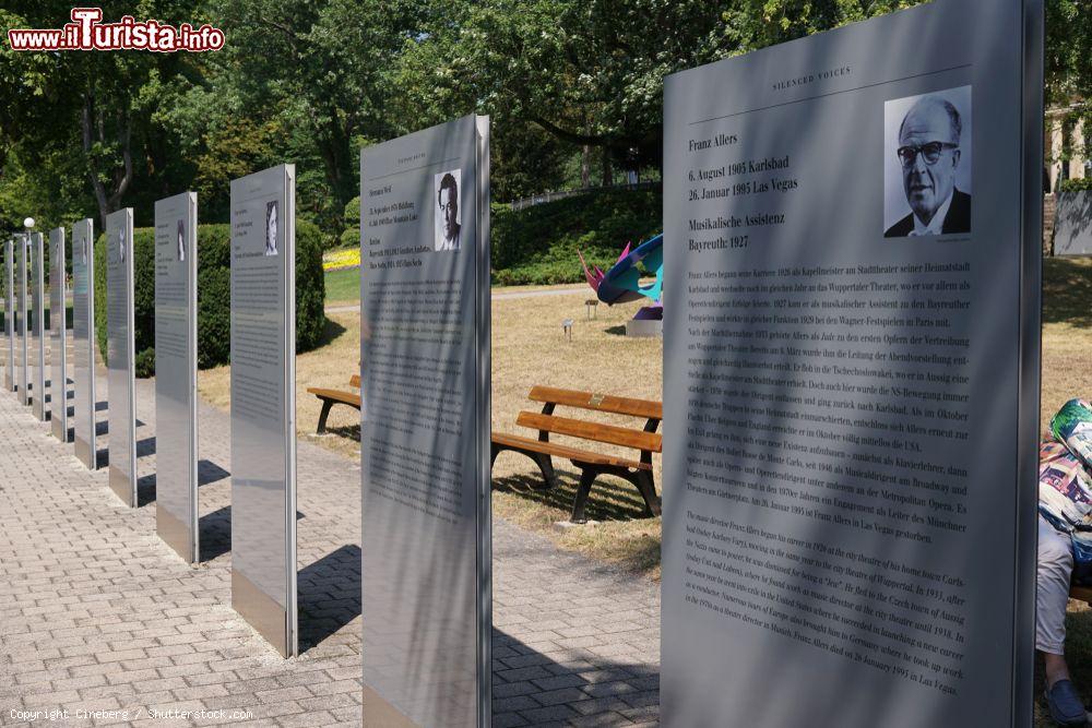 Immagine Uno scorcio della mostra "Silenced Voices" al Festival di Bayreuth, Germania. I pannelli riportano foto e notizie su musicisti ebrei - © Cineberg / Shutterstock.com