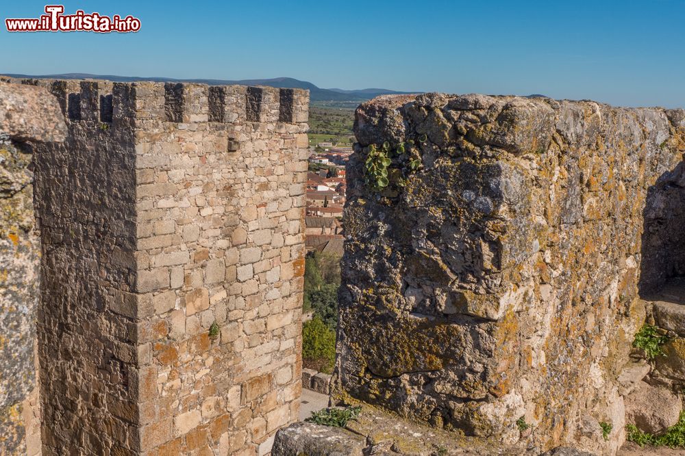 Immagine Uno scorcio della mura del castello di Trujillo, Spagna. Fu eretto nel corso del XIII° secolo sulle rovine di un'antica fortezza araba risalente al IX° o X° secolo. Le torri quadrate che conserva ancora oggi sono tipiche dell'architettura militare islamica.