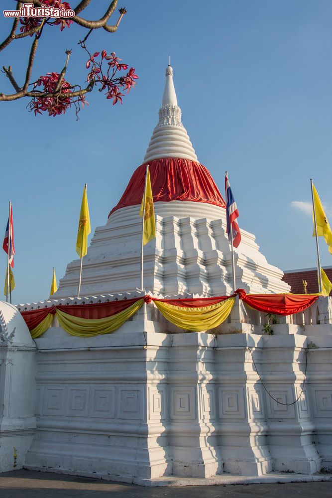 Immagine Uno scorcio della pagoda di Ko Kret, Nonthaburi (Thailandia) con drappi colorati.