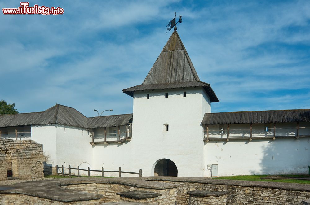 Immagine Uno scorcio della parte meridionale del cremlino di Pskov nota come Dovmontov gorod, Russia. La città Dovmont ospita chiese e luoghi di culto datati fra il XII° e il XV° secolo.