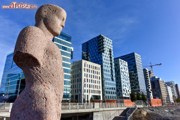Immagine Uno scorcio della parte più moderna del centro di Oslo, la dinamica capitale della Norvegia, molto attiva sul fronte culturale - © Felix Lipov / Shutterstock.com
