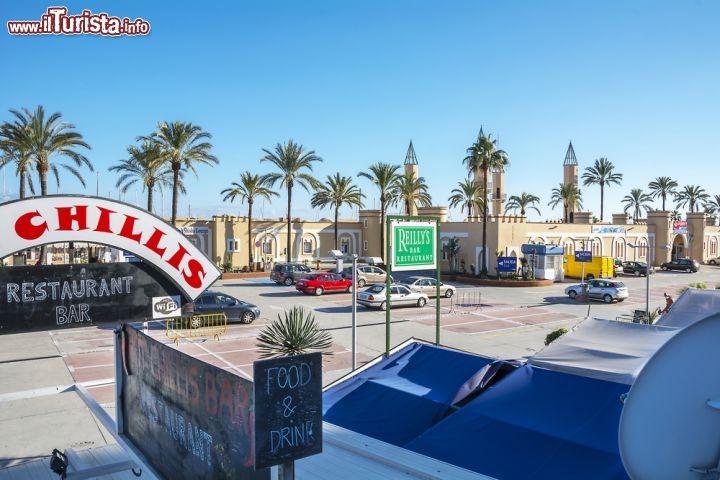 Immagine Uno scorcio della passeggiata di Fuengirola, Spagna, con ristoranti e attività alberghiere - © PhilDarby / Shutterstock.com