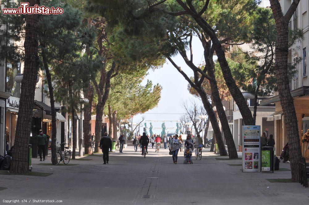 Immagine Uno scorcio della passeggiata di Riccione, Emilia Romagna - © s74 / Shutterstock.com