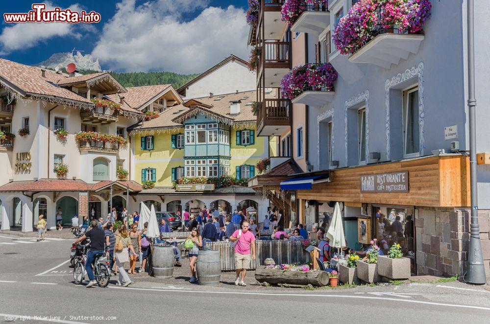 Immagine Uno scorcio della piazza centrale di Moena, Trentino Alto Adige: si tratta di una delle più rinomate località vacanziere estive e invernali della Valle di Fassa - © MoLarjung / Shutterstock.com