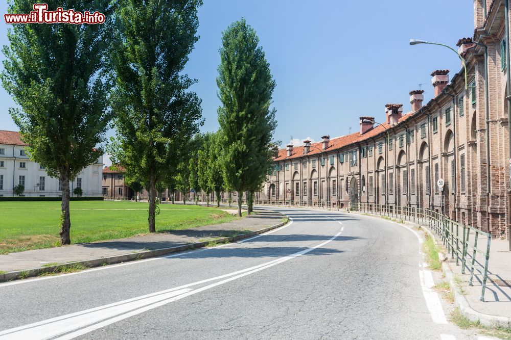 Immagine Uno scorcio della piazza di Stupinigi (Nichelino) di fronte alla Palazzina di Caccia dei Savoia