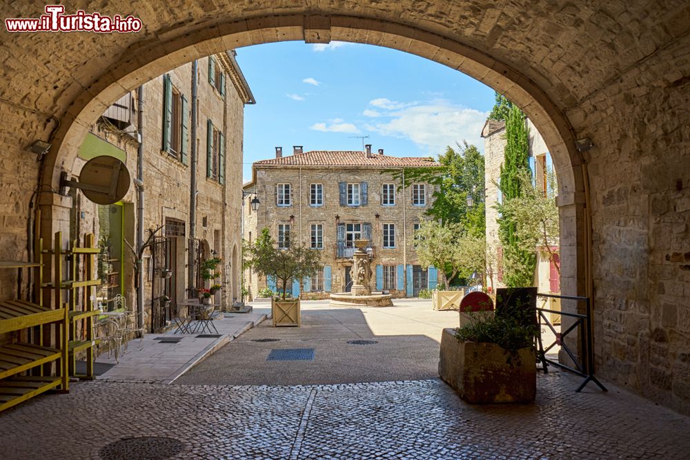 Immagine Uno scorcio della piazza principale di Barjac in Francia