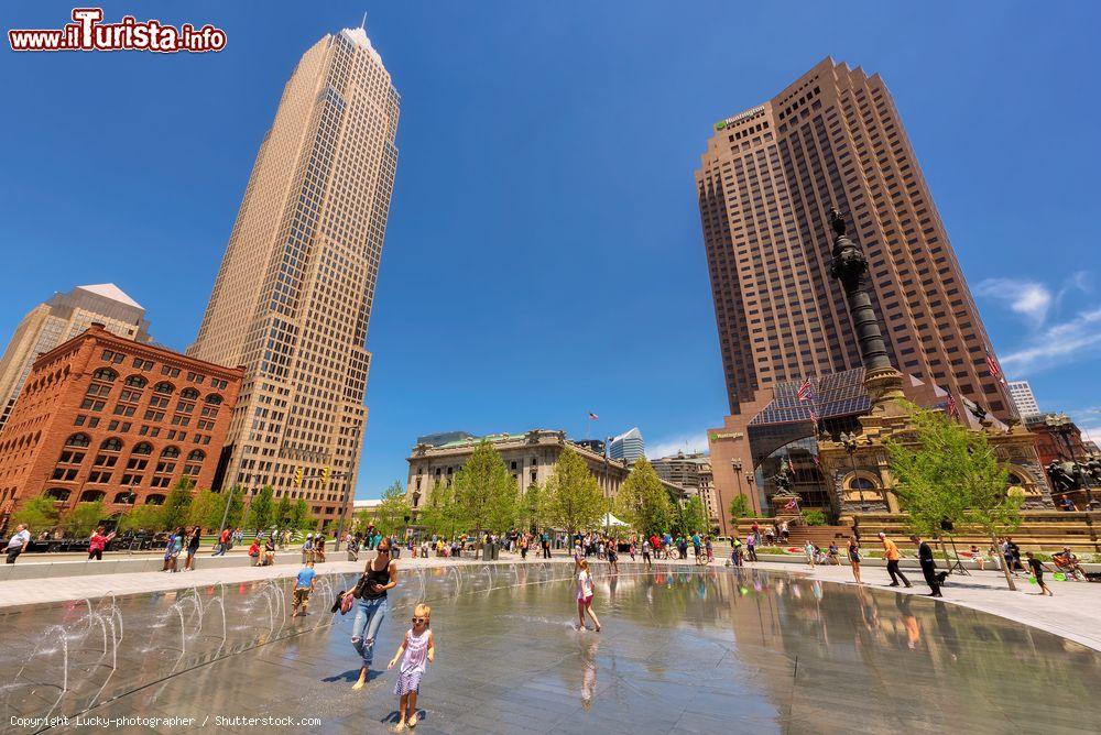 Immagine Uno scorcio della Public Square di Cleveland, Ohio, con gente in relax in una calda giornata d'estate - © Lucky-photographer / Shutterstock.com