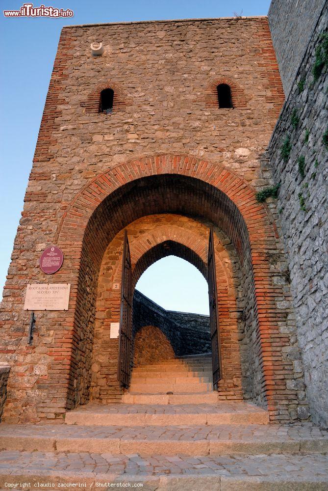 Immagine Uno scorcio della Rocca Malatestiana a Montefiore Conca, provincia di Rimini, al tramonto - © claudio zaccherini / Shutterstock.com