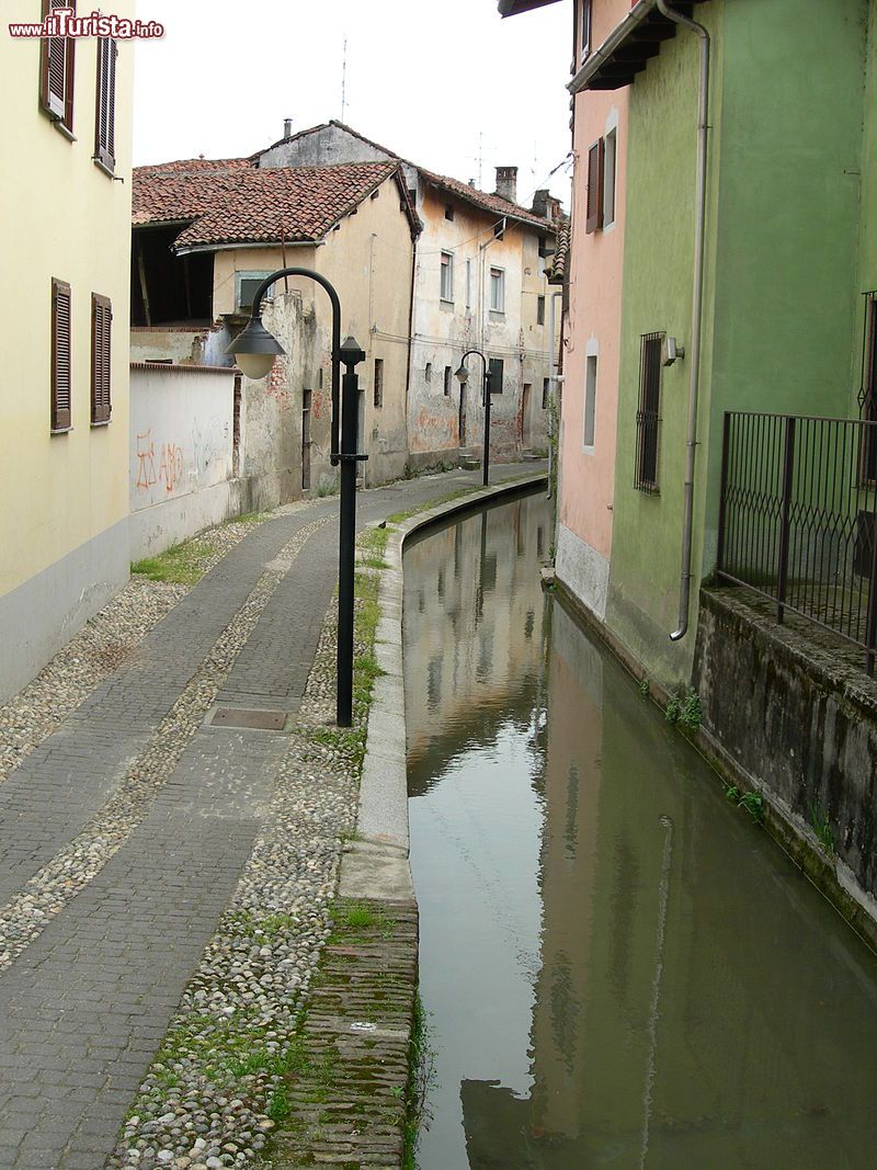 Immagine Uno scorcio della Roggia di Cameri in Piemonte - © Pubblico dominio, Wikipedia