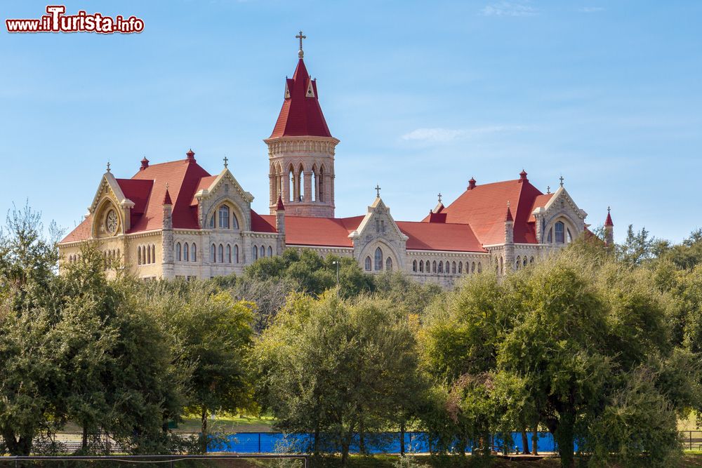 Immagine Uno scorcio della Saint Edwards University di Austin, Texas. E' stata fondata nel 1877 dal reverendo Edward Sorin che la dedicò al suo santo patrono, Edoardo il Confessore.