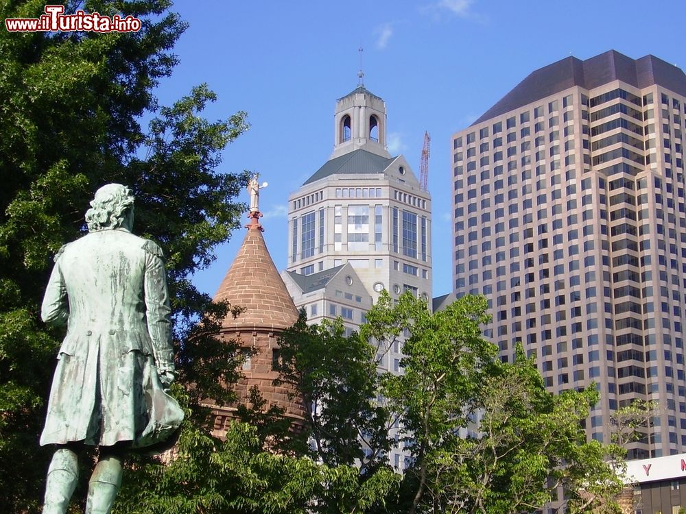 Immagine Uno scorcio della skyline di Hartford dal Bushnell Park, Connecticut (Stati Uniti d'America).