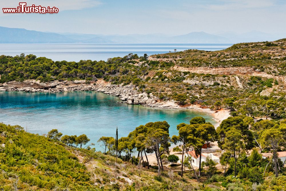 Immagine Uno scorcio della spiaggia di Agia Paraskevi sul lato ovest dell'isola di Spetses, Attica, Grecia.