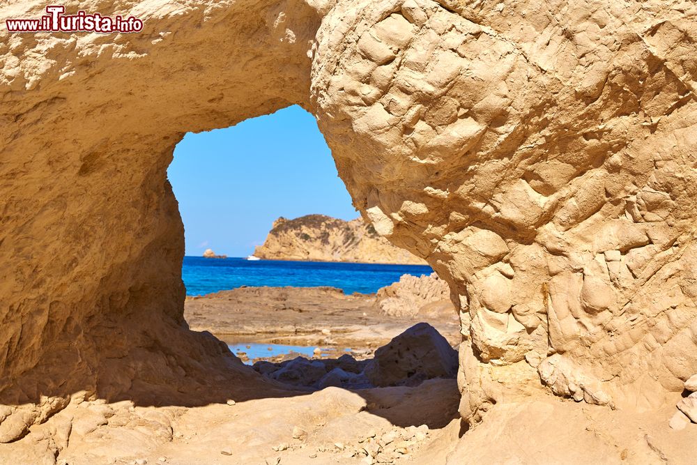Immagine Uno scorcio della spiaggia di Cala Blanca a Javea, Mar Mediterraneo, Spagna. E' uno dei tratti più belli di litorale nei pressi di Valencia.