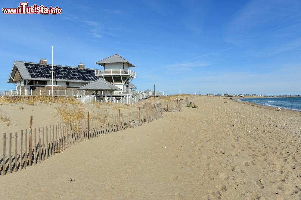 Immagine Uno scorcio della spiaggia di East Matunuck State a South Kingstown, Rhode Island, USA. Questo tratto di costa esteso per circa 144 acri ospita un moderno stabilimento balneare.