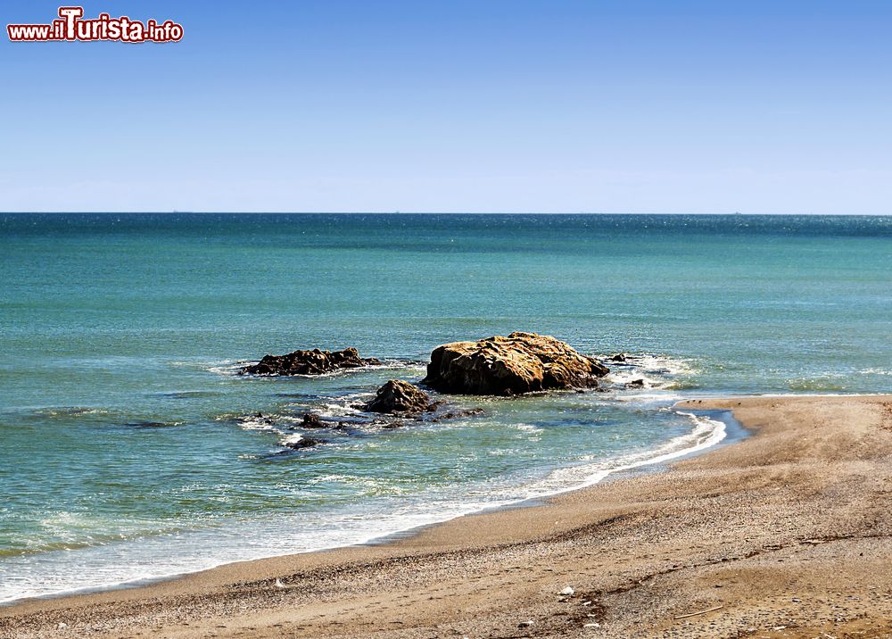 Immagine Uno scorcio della spiaggia di Estepona affacciata sul Mar Mediterraneo (Spagna): acqua cristallina e rocce sono uno dei biglietti da visita della Costa del Sol.