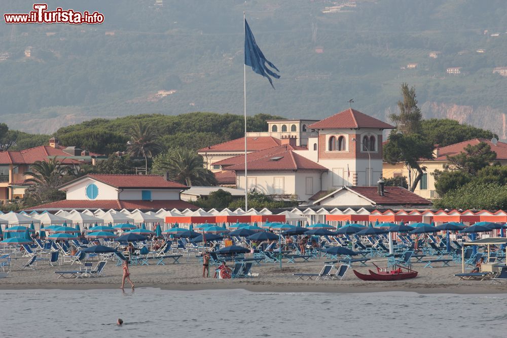 Immagine Uno scorcio della spiaggia di Forte dei Marmi in una giornata nuvolosa, Toscana. E' una delle più lunghe e attrezzata d'Italia: la spiaggia di Forte dei Marmi si estende per 100/150 metri di larghezza offfrendo comodi punti di accesso al mare.