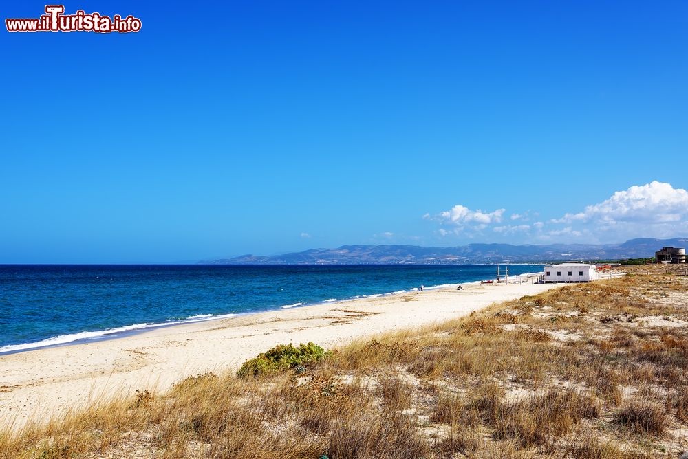 Immagine Uno scorcio della spiaggia di Platamona nei pressi di Marina di Sorso, Sardegna. Platamona è una lunghissima spiaggia che occupa un tratto di 15 km della costa settentrionale dell'isola.