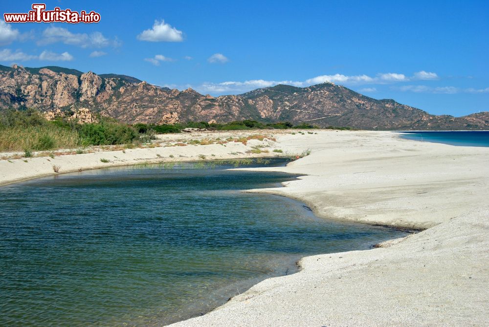 Immagine Uno scorcio della spiaggia di S'abba Durci nei pressi di Villaputzu, Sardegna. Formata da una lunga distesa di dune, è caratterizzata da una natura spettacolare con sabbia dorata e fine.