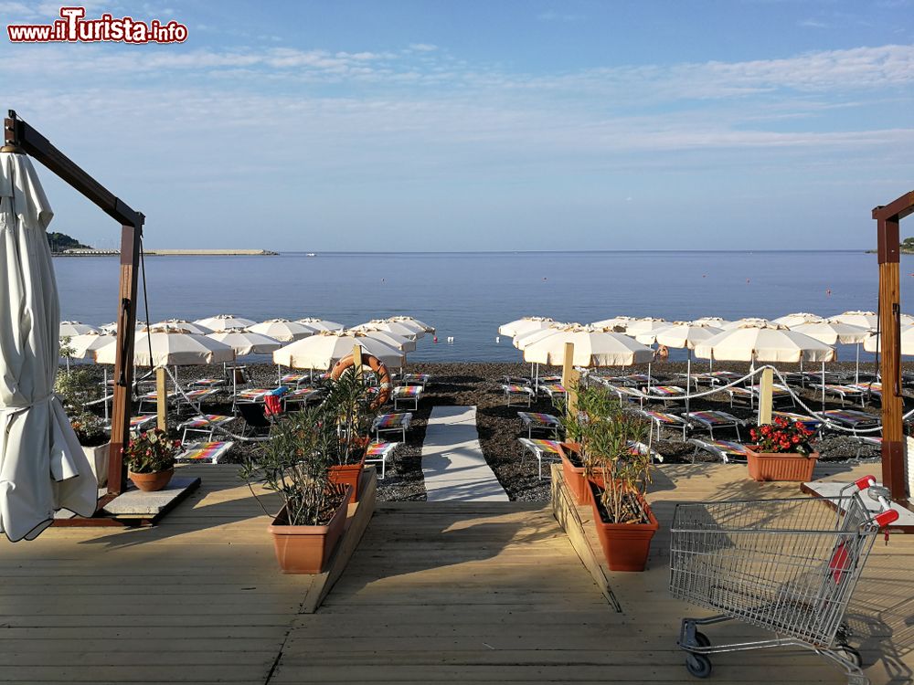 Immagine Uno scorcio della spiaggia di Sapri, Salerno, vista dal lungomare di Corso Italia (Campania).