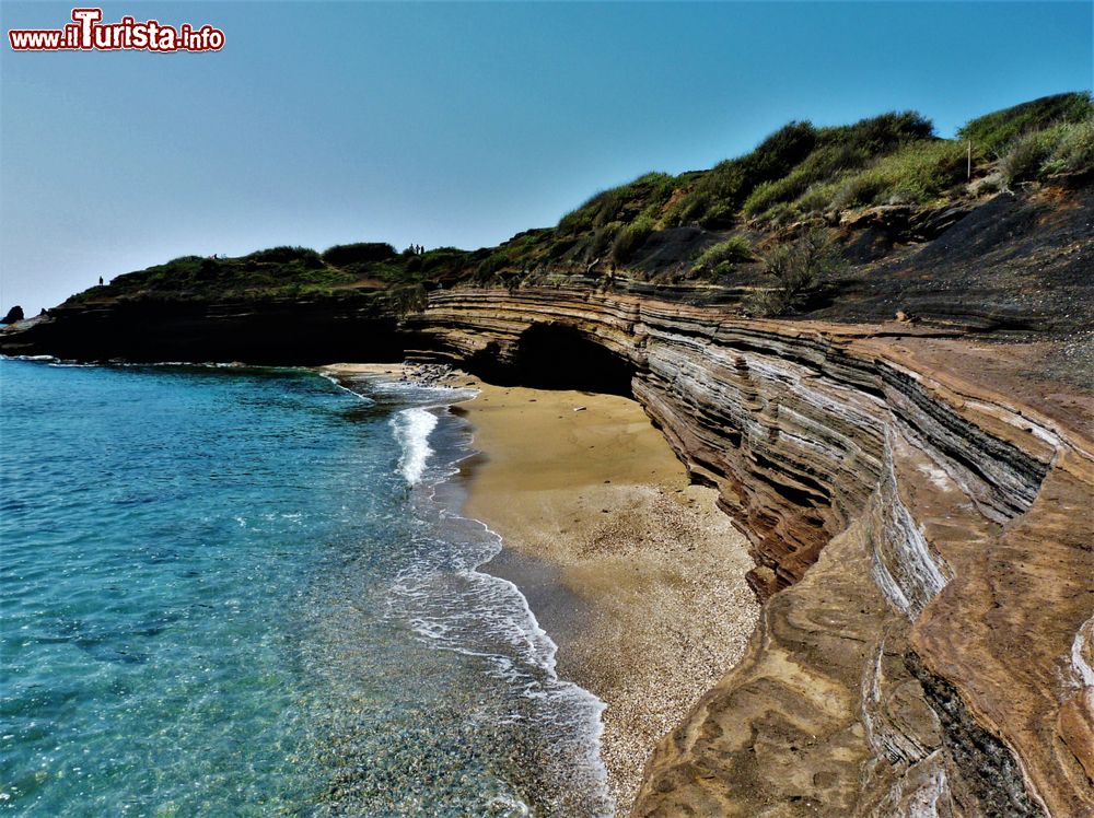 Immagine Uno scorcio della spiaggia La Grande Conque a Cap d'Agde, Francia. Con le sue alte falesie di origine vulcanica e la sabbia grigia, è una delle più belle della città. Offre una cornice piuttosto selvaggia per essere limitrofa a un centro abitato.