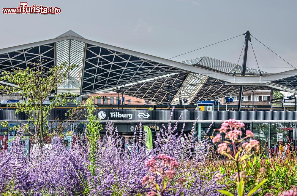 Immagine Uno scorcio della stazione centrale di Tilburg, Olanda, con il caratteristico tetto. Una bella immagine scattata dall'aiuola di piazza Mayor van Stekelenburg - © Frans Blok / Shutterstock.com